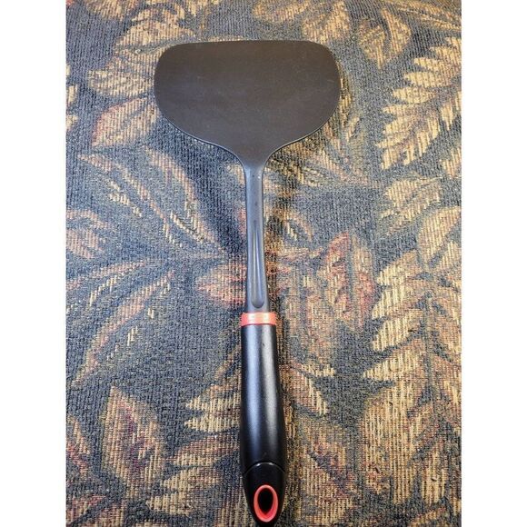 Black and Red Turner - Picture 2 of 3